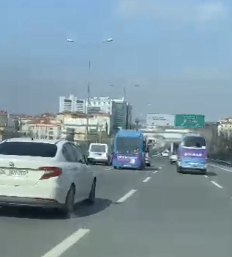 (Özel) Kadıköy’de yolcu minibüsünün makas terörü kamerada
