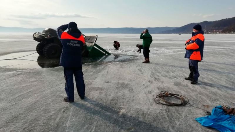Rusya’da 2 askeri kamyon Baykal Gölü’ne gömüldü
