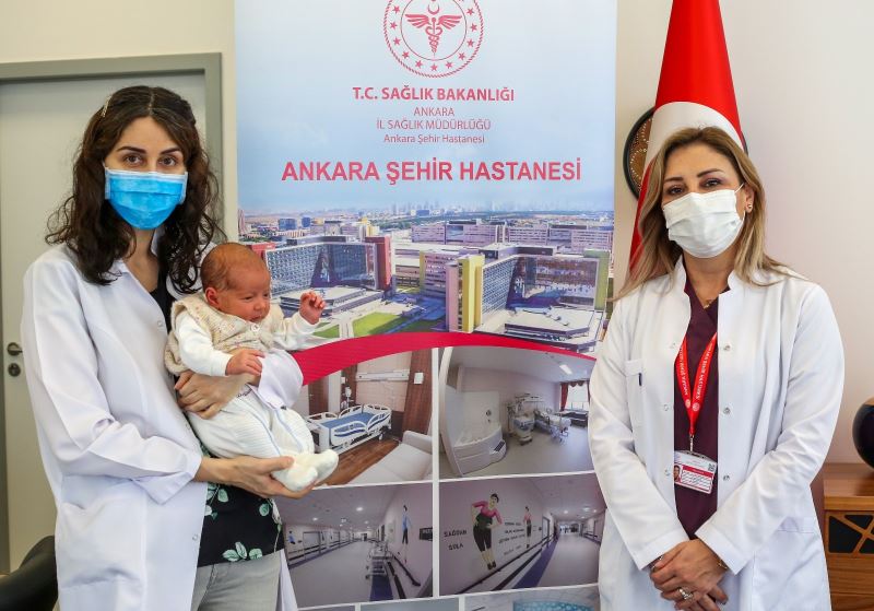 (Özel) Türkiye’de bir ilk: Annesi hamileyken aşılanan bebek antikorlu doğdu
