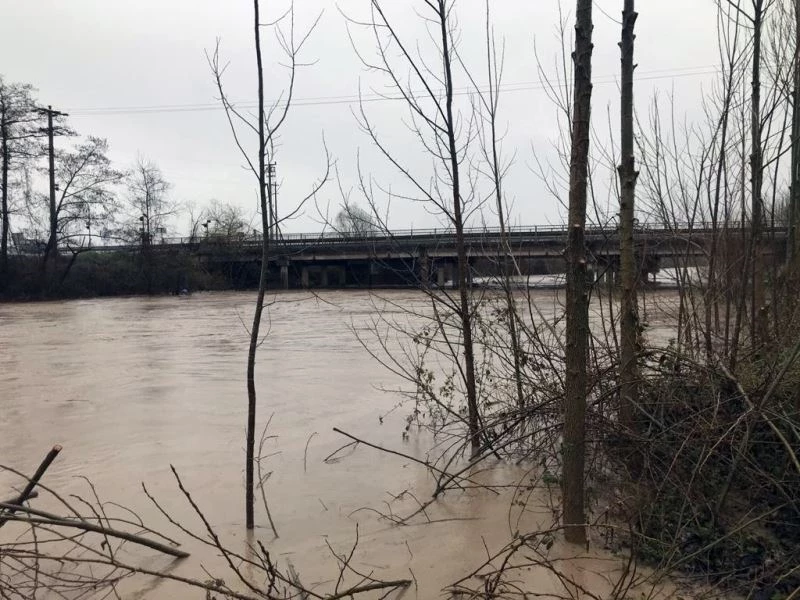 Bir dere yağışlardan taşma noktasına geldi diğeri ise atılan çöplerden taştı
