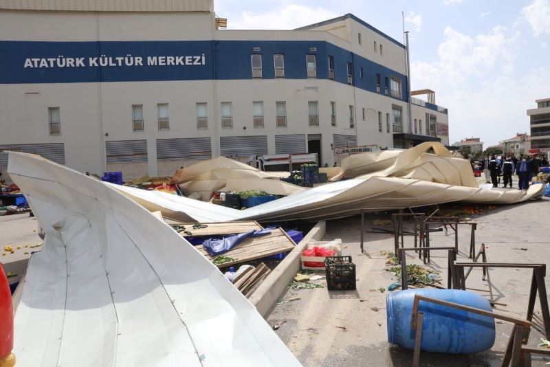 İzmir etkili olan fırtına nedeniyle, Güzelbahçe’deki Atatürk Kültür Merkezi’nin çatısı bölgedeki pazar yerinin üzerine uçtu. Olayda ilk belirlemelere göre 2 kişi yaralandı.
