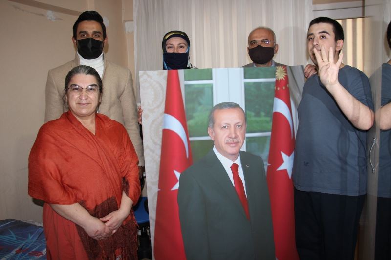 Cumhurbaşkanı Erdoğan hayranı otizmli gence Erdoğan portresi hediye edildi
