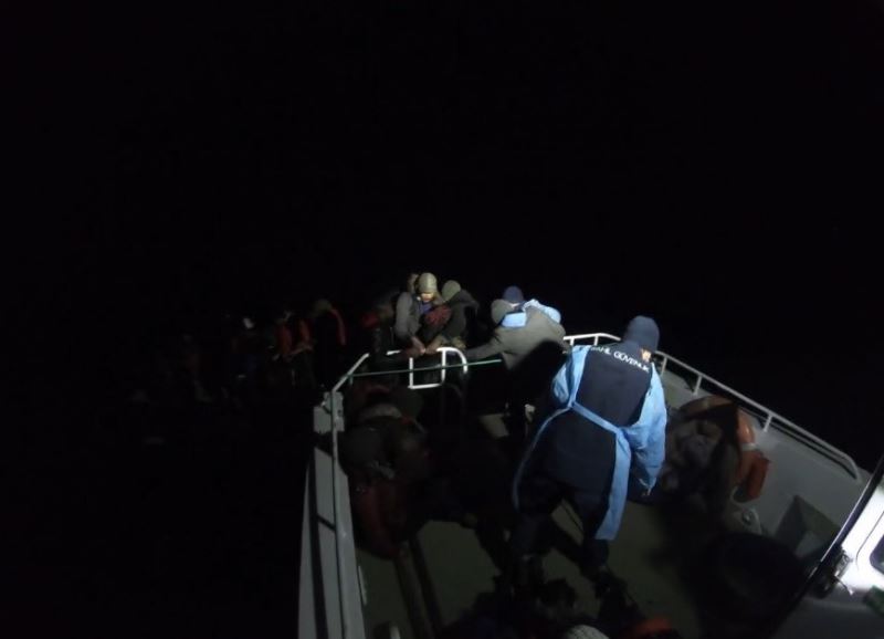 Ayvalık’ta Türk kara sularına itilen 38 düzensiz göçmen kurtarıldı
