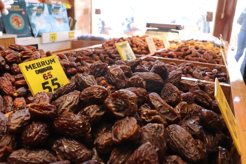 Ramazan’ın gözdesi hurmalar, tezgahları süsledi
