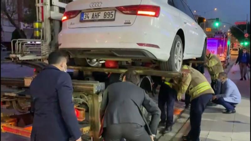 Pendik’te araç motoruna sıkışan kedi, belediye başkanının ihbarıyla kurtarıldı
