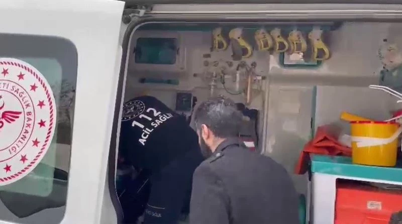 Trafik ışıklarında beklerken saldırıya uğradı
