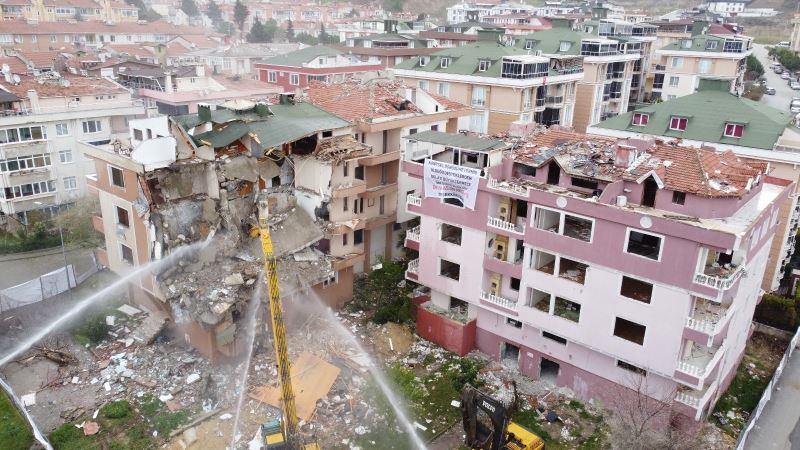 Büyükçekmece’de kentsel dönüşüm kapsamında 3 bina yıkılıyor
