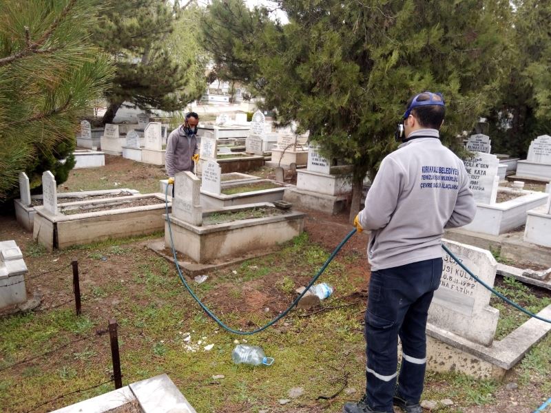 Kırıkkale’deki mezarlıklarda yabani otlarla mücadele
