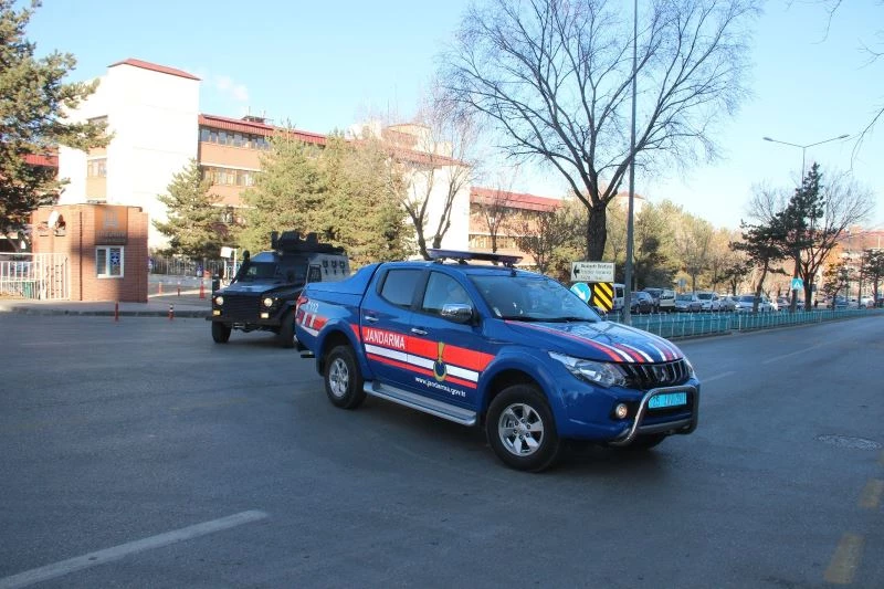 Eşi teröristler tarafından öldürülen kadın:” Eşim sırf sandık başında görevli olduğu için öldürüldü”
