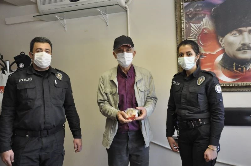 Polis, kaybedilen 27 bin TL’lik altınını sokak sokak arayarak buldu
