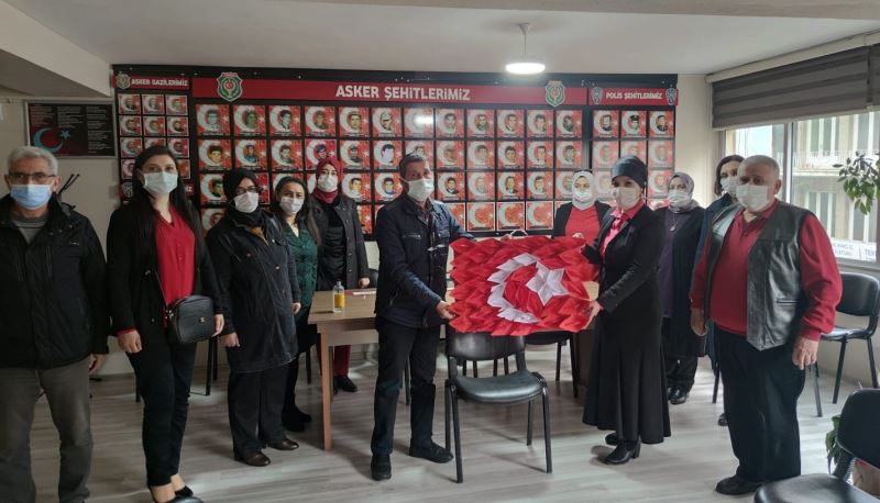 Kağıt kayıklardan ’Türk Bayrağı’ yapıp gazi derneğine hediye ettiler
