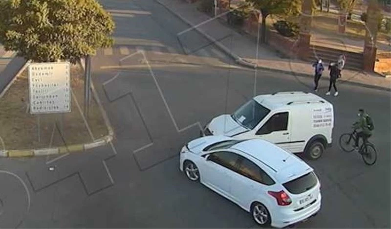 Dikkatsiz sürücüler kazaya sebep oldu
