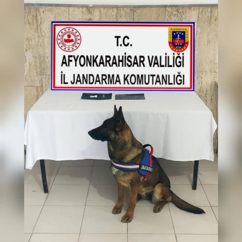 Otomobil kolçağından uyuşturucu hap, sigara paketinden metamfetamin çıktı
