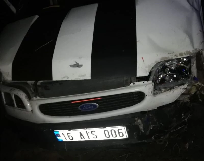 Şarampole yuvarlanmış kamyonet bulundu, sürücüye ulaşılamadı
