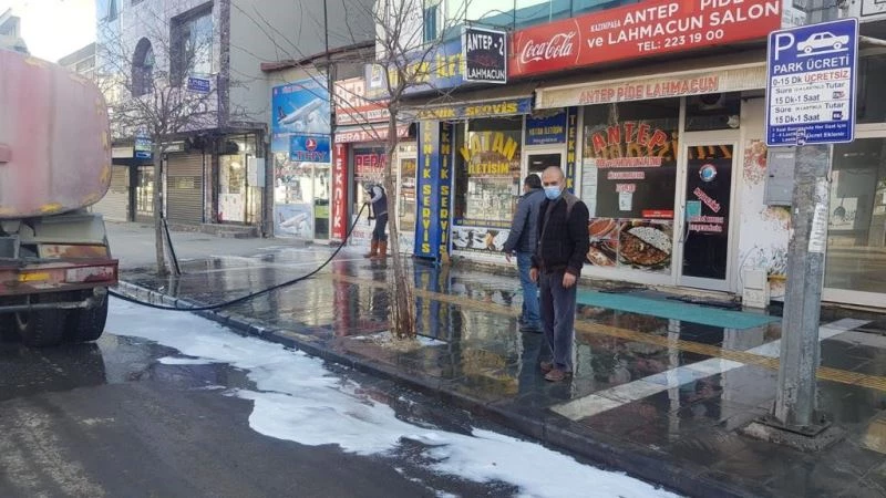 Kars’ta kaldırımlar köpüklü suyla yıkanıyor
