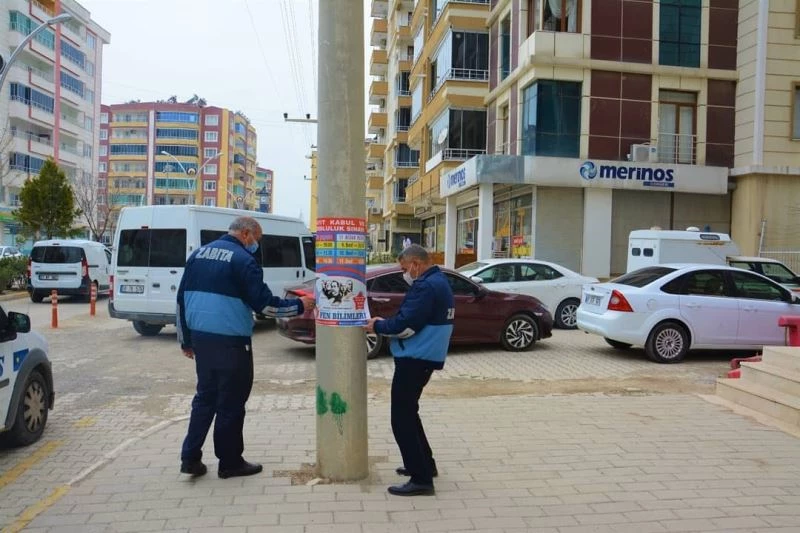 Ergani’de izinsiz kullanılan el ilanları kaldırıldı
