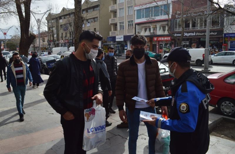 Polisler Erzincan’ın rengini mavi yapmak için broşür dağıttı

