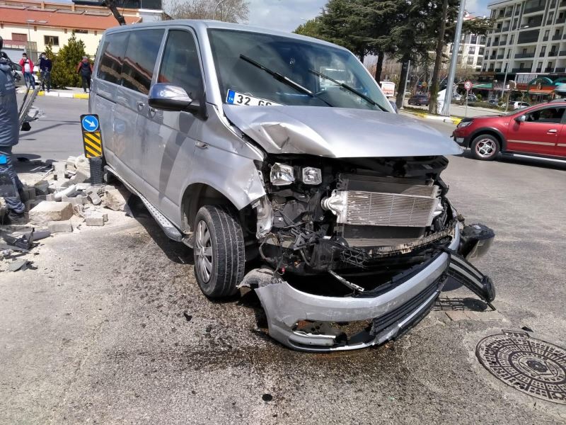 Isparta’da hafif ticari araç ile minibüs çarpıştı: 1 yaralı
