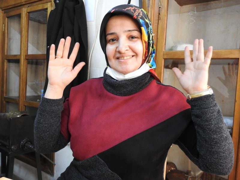 Duymadan konuşamadan bakırcılık mesleğini öğreniyor
