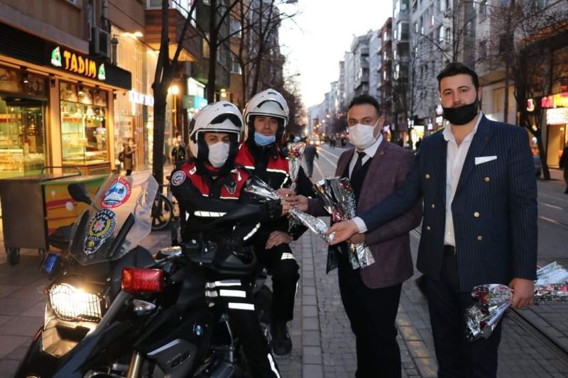 ÇEL- DER Başkanı Mehmet Taş, ‘Polis Haftası’nda polislere karanfil dağıttı
