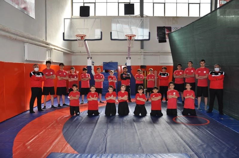 Şampiyon adayı güreşçiler malzeme desteğine çok sevindi
