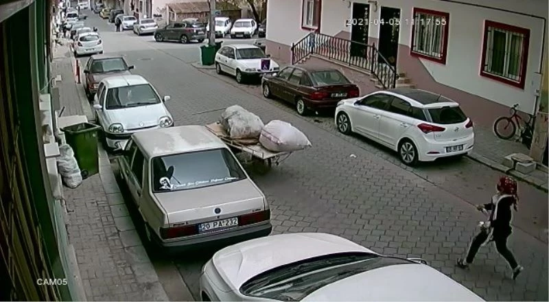 Elinden kaçırdığı arabanın peşinden koştu ama kazaya engel olamadı
