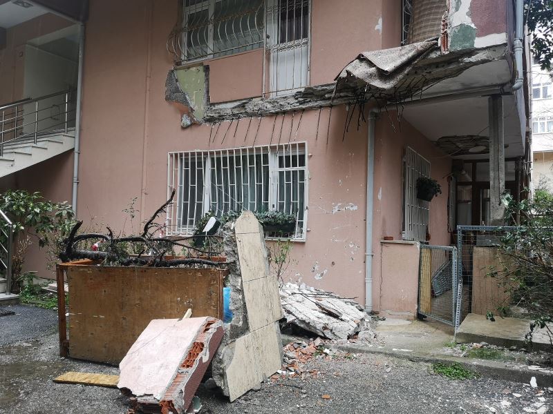 Üsküdar’da 5 katlı binada evin balkonu çöktü
