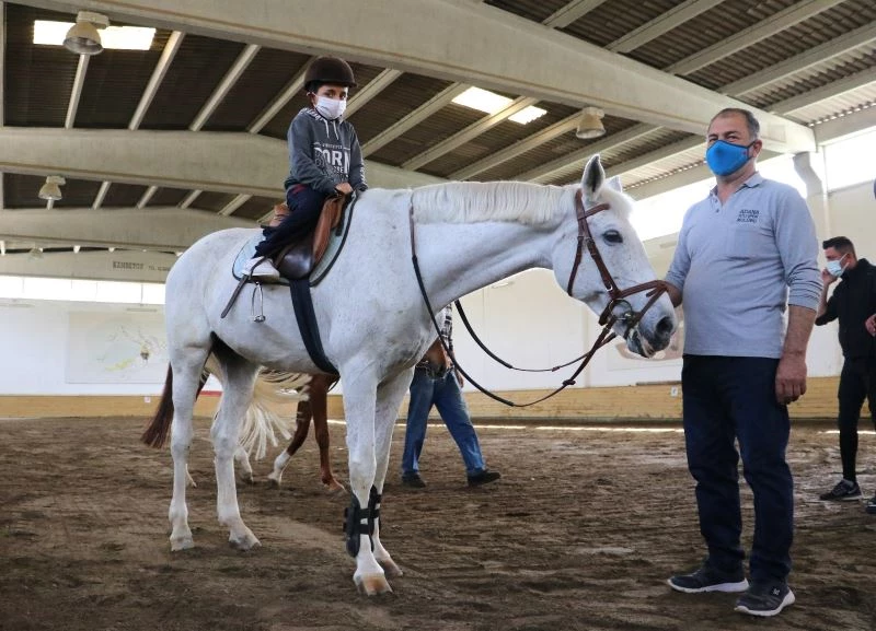 Otizmli çocuklar atla terapiyle eğlendi
