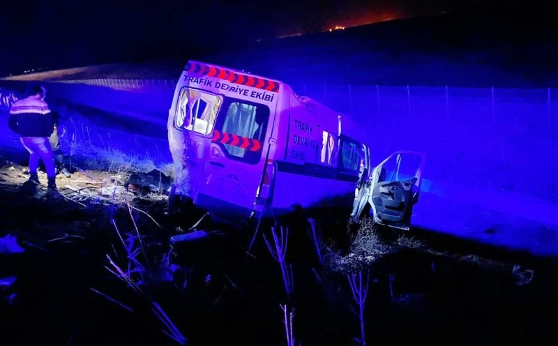 Alkollü sürücü trafik devriye minibüsüne çarptı: 1 ölü, 1 yaralı
