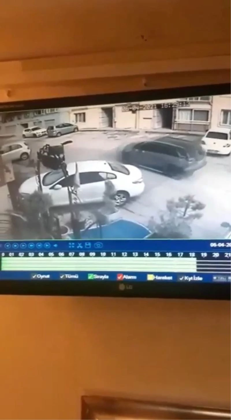 Bursa’da jip sürücüsünün uyuyan köpeği ezdiği anlar güvenlik kamerasına yansıdı
