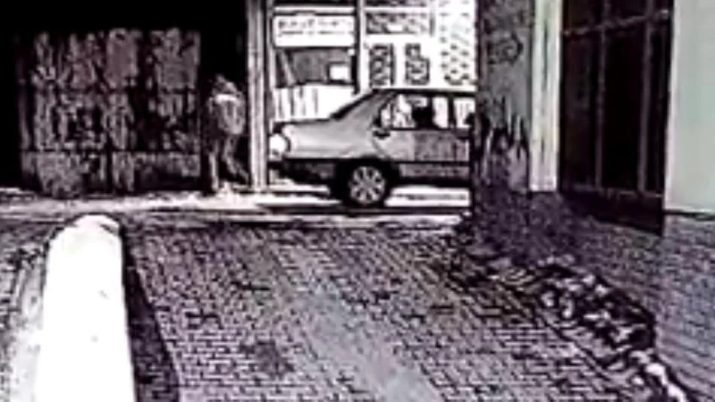 İki kişinin zor kaldırdığı demir tezgahı, hırsız tek başına çaldı
