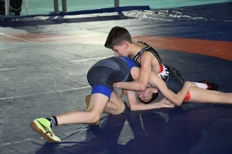 Kemer, güreş müsabakalarına ev sahipliği yapıyor