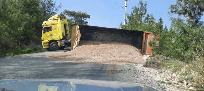 Tırın devrilen hafriyat dolu dorsesi yolu trafiğe kapadı
