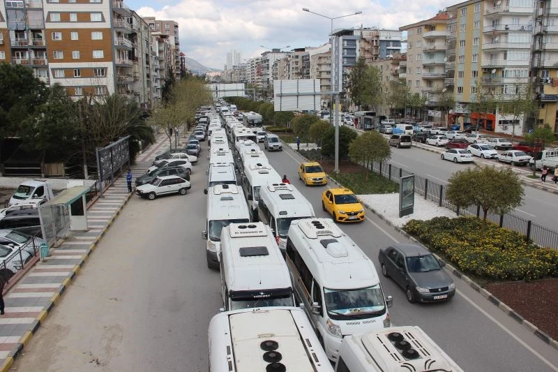 Manisalı servis şoförlerinden korsan servisçilere tepki
