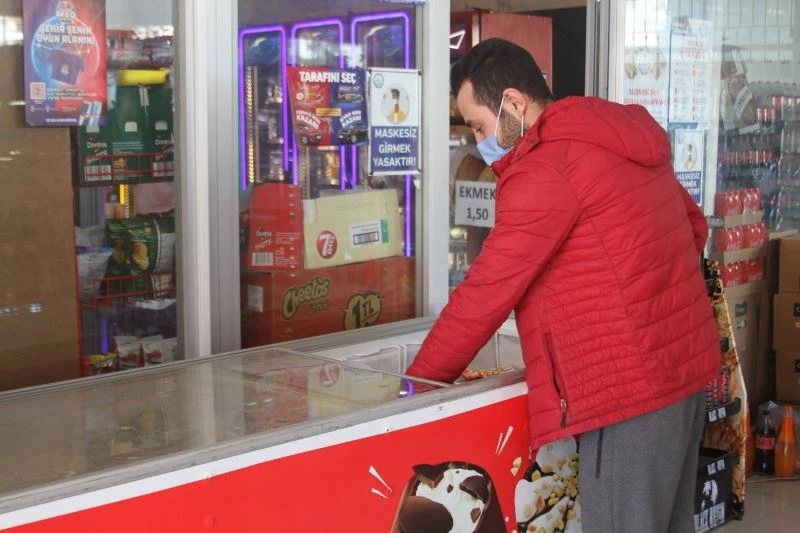 Rüzgarın sürüklediği dolabı tutmaya çalışan market sahibi: “Ayaklarımız kaydı, dolabı zapt edemedik”
