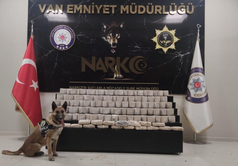 Araziye gizlenen 61 kilo eroini narkotik köpekleri buldu
