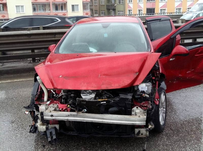 Samsun’da viyadükteki bariyere çarpan otomobile başka araç çarptı: 1 yaralı
