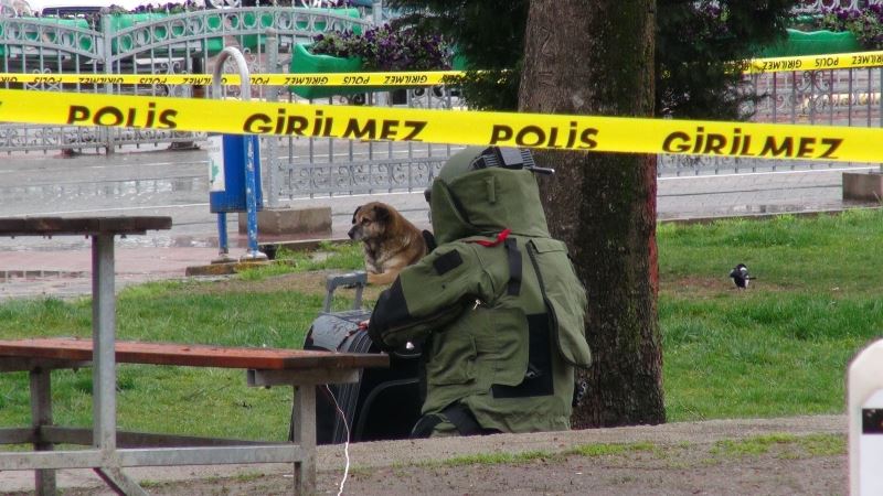 Ağaç dibine bırakılan şüpheli valiz tramvay seferlerini durdurdu
