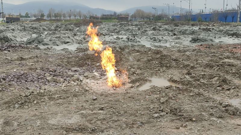 Fabrika inşaatında sondaj yapılan alandan alevler yükseldi
