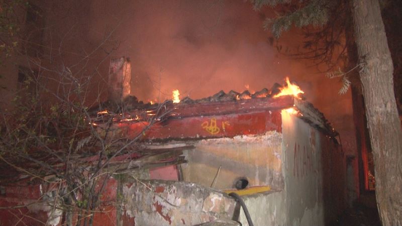 İzmir’de tek katlı metruk evde yangın paniği
