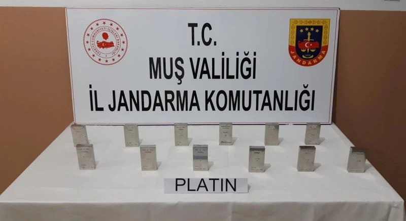 Muş’ta birer kilogramlık 12 külçe platin madeni ele geçirildi
