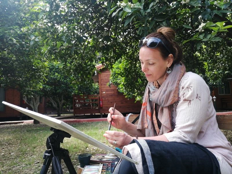 Rus turist tatil için geldiği Çıralı’da baharı resmediyor
