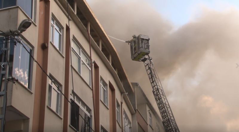 Eyüpsultan’da 3 katlı binanın çatısı alev alev yandı
