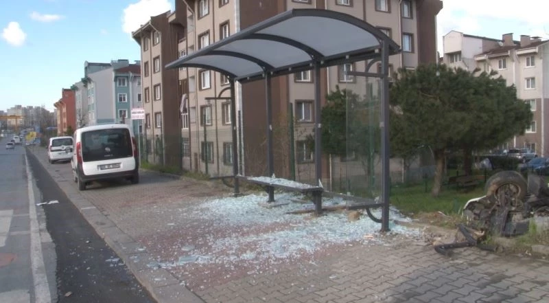 Kamyonet durağa çarpıp takla attı, kimsenin olmaması faciayı önledi
