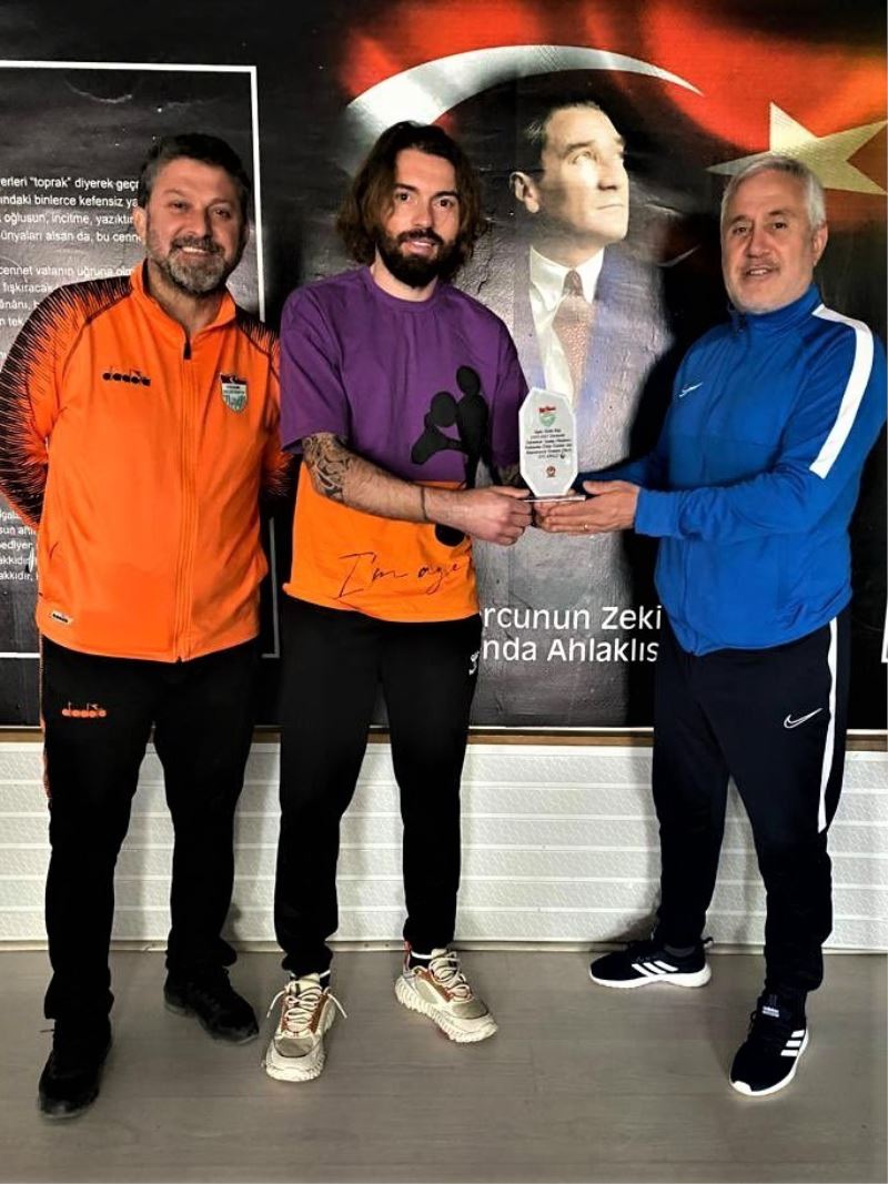 Kırşehir Belediyespor’un  golcüsüne teknik direktörden plaket

