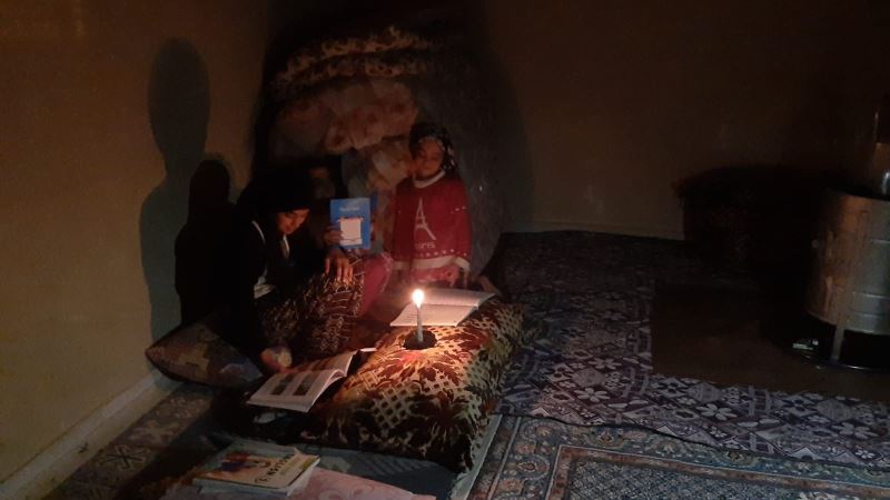 Yeşilli Belediyesinin elektriğini kestiği evde mum ışığında ders çalışan kız: 