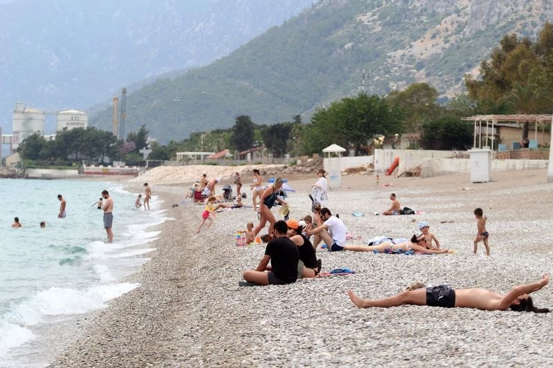 Antalya’da sahilde yerleşik olmayan turist yoğunluğu
