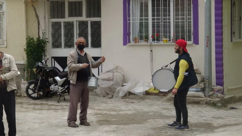 Ramazan davulcuları bahşişlerini toplamaya başladı
