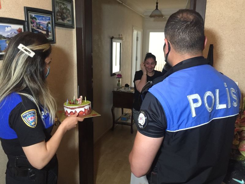 Polis Senanur’un hem annesi hem babası olup doğum gününü kutladı

