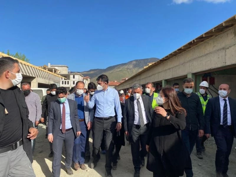 Bakan Kurum, depremin merkez üssü Sivrice’de inceleme yaptı
